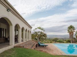 Lux 3BDR Estate near Hermanus Pool & Hot Tub – hotel w mieście Hermanus