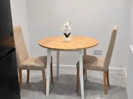 Central 1 Bed Apartment Sleeps 2 with Wifi