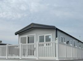 Luxury 3 bed sleeps 8 caravan with sea view โรงแรมในเอกซ์มัธ