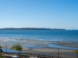 Oceanfront - Steps to Pier & Beach - Free Onsite Parking, hotel em White Rock