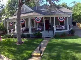 Doc's Holliday Inn, Western Vibes, Walk to Downtown