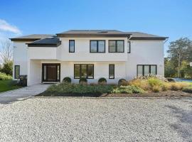 Tanners Villa by Rove Travel - Pool & Sauna Escape, hotel di Westhampton