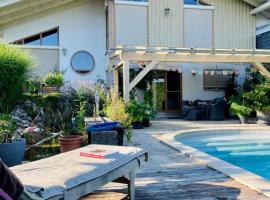 Luxuriöses Haus mit Pool Wellness Sauna Entspannungsraum, hotel a Windorf