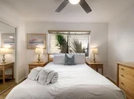 90 Walk Score, Private Patio, Steps to Beach & Dining, Parking