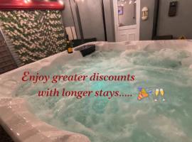 Cardiff Coach House with Hot Tub & Log Fire, hotelli kohteessa Cardiff