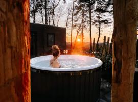 De Strandhoed - Boshuys met hottub, hotel a Haarle