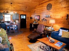 Welcome to Cozy Cabina!, hotel di Boone