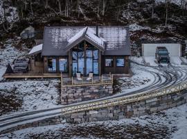 Elegant Hornindal Lodge with Breathtaking Scenery โรงแรมในVolda