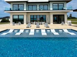 Sea Side Villa - Luxury Villa + Full Concierge!, Hotel in Rokers Point Settlement