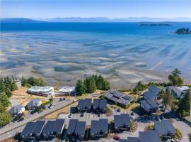 Sunridge Beachside Retreat by EMR Vacation Rentals, khách sạn ở Parksville