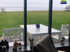 Bo i vandkanten på Avernakø – hotel w mieście Fåborg