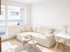 Simcity 11 l Vogue apt w PRIVATE parking, balcony, 24 7 self check in just a quick walk from city square
