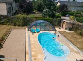 Gîte bleu avec piscine chauffée couverte, Bozouls, Aveyron, Hotel in Bozouls