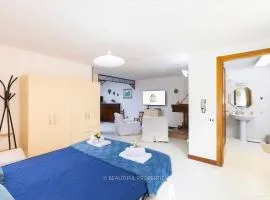 Room with kitchen & free parking 100 m from the sea