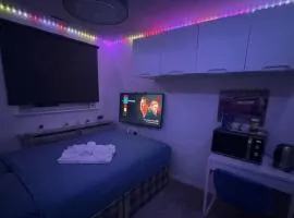 Room 3 minute drive from Luton Airport