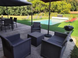 Maison de vacances avec piscine, hotel a Soustons
