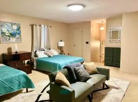 Room Near BU UHS Lourdes- Queen Bed Shared Common Areas