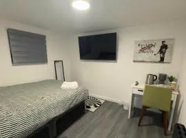 Double room 3 Minute drive from Luton Airport