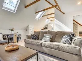 Steps to NYC Train! Charming Carriage House Loft