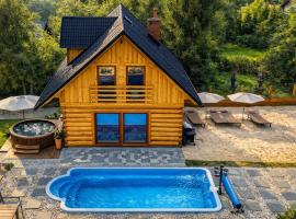 Polana Słowikowa 5 star- domek w górach z jacuzzi, sauna,basen,ogród z lasem, kominek i narty, hotel a Stróża