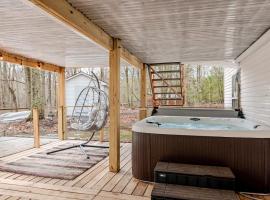 Luxury Poconos Retreat-Hot Tub-Theater-Fire Pit-Deck with Enclosure, hotel di Cresco