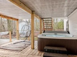 Luxury Poconos Retreat-Hot Tub-Theater Room-Huge Screened-in Deck