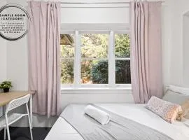 No Frill Affordable Single Room - Seconds to Transport & Shops - Shared Bathroom