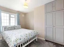 Cozy Sea View Room, Fast WiFi, Walk to Town