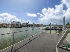 Spacious 4BR Waterfront Stay Pool Table AC