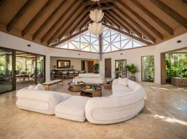 Modern Villa with Private Pool and Terrace, hotel a Cajuiles