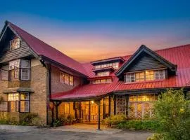 Northwood Cottage by VEO - 3BR Vinatge Interiors 120 years old Heritage Villa with inhouse cook