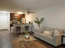 Modern 2BR Hollywood Apt with Rooftop Pool, Free Parking & Close to Walk of Fame and Universal Studios