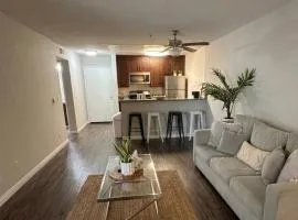 Modern 2BR Hollywood Apt with Rooftop Pool, Free Parking & Close to Walk of Fame and Universal Studios