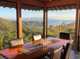 Schooner Bay Retreat a unique Japanese style home – hotel w mieście Tryphena