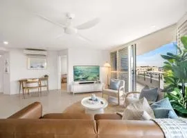 Salt & Sky - Stylish Apartment with Pool & Spa