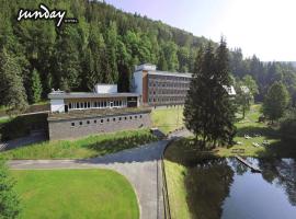 Sunday Schwarzbachtal Hideaway Resort, hotel em Erlbach