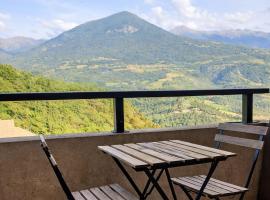 T2 cosy avec balcon & vue montagne proche lac & station, hotel v mestu Embrun