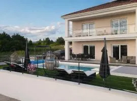 Entire Vacation Home - Heated Pool,Jacuzzi & Sauna