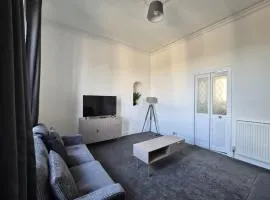 Modern Top Floor 2BR apartment