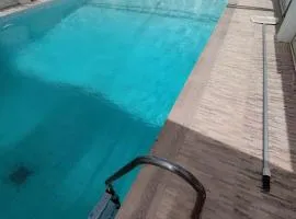 villa oasis piscine et grand jardin