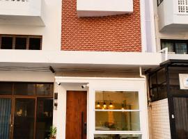 R4R RoomforRest Boutique Hotel Bangsaen Beach โรงแรมในBan Laem Thaen