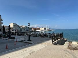 Apartment on the beach, hotel em Corinto