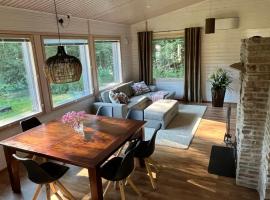 Mansikkaniityn mökki, hotel u gradu Asikkala