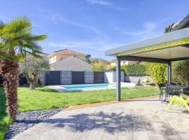 Superbe Villa, 4 chambres, parking, garage et piscine, hotel en Genas