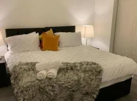 House- Sleeps 6 & Free Parking