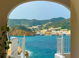 MALUMIERE APARTMENT Lovely and charming retreat in the heart of Ponza Port, khách sạn ở Ponza