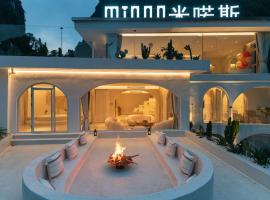 Yangshuo MINOS Hotel-Inspired by Santorini design, Entrance of Ten-Mile Gallery,Free Laundry,Itinerary Hepler,Book Tickets in Advance,E Scooter Service, hotel v destinaci Jang-šuo