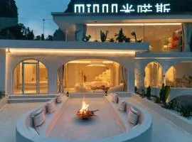 Yangshuo MINOS Hotel-Inspired by Santorini design, Entrance of Ten-Mile Gallery,Free Laundry,Itinerary Hepler,Book Tickets in Advance,E Scooter Service
