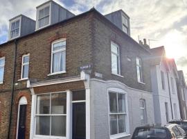 Harbourside 1 bed flat with sofa bed 30 secs from the sea, hôtel à Whitstable