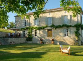 Plates Luxury Farm House Chambres d'hôtes et gîte, Hotel in Saint-Mézard